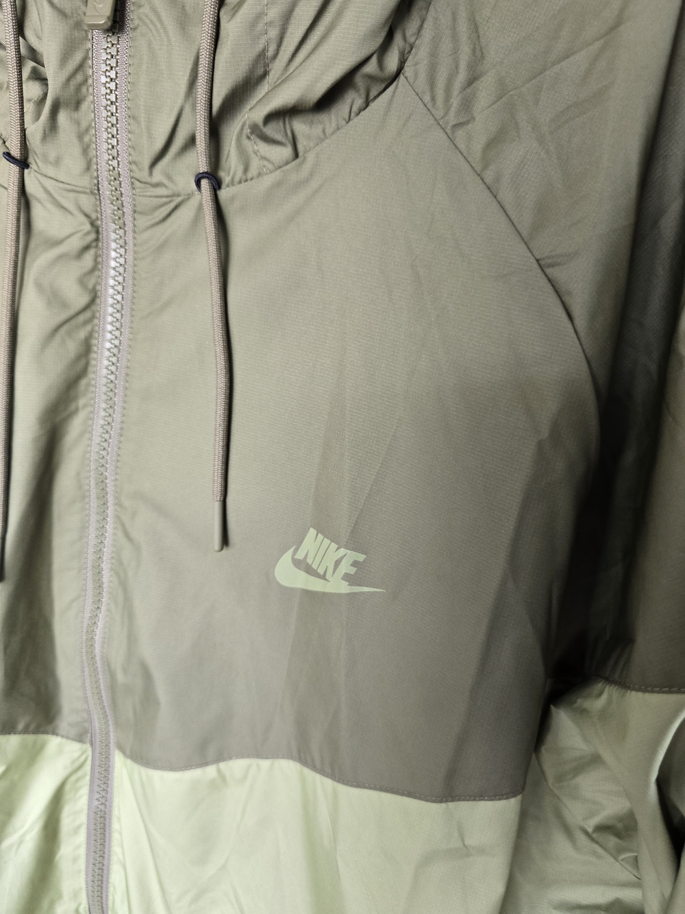 Nike Men’s Two-Tone Olive Green Windbreaker Jacket - Picture 2 of 7